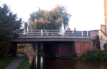 Leighton Road bridge over the canal October 2008